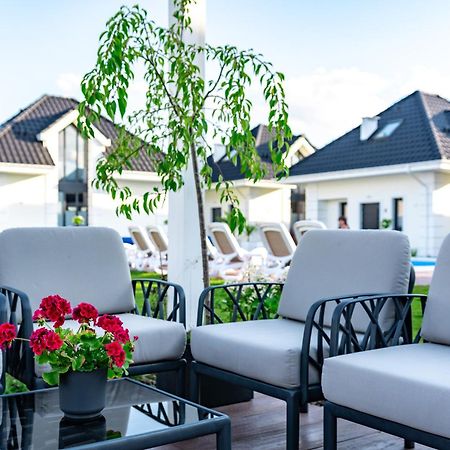 Family Resort Ustka - Domki Dwupoziomowe Z Basenem Exterior photo