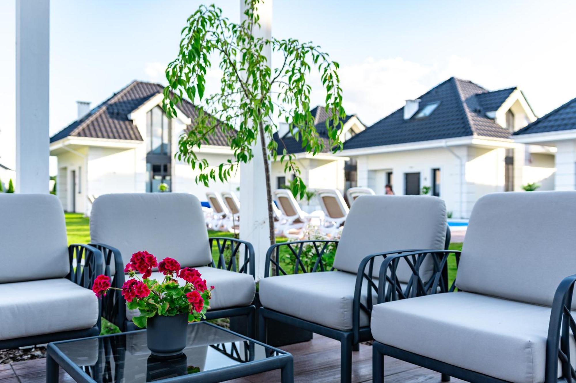 Family Resort Ustka - Domki Dwupoziomowe Z Basenem Exterior photo