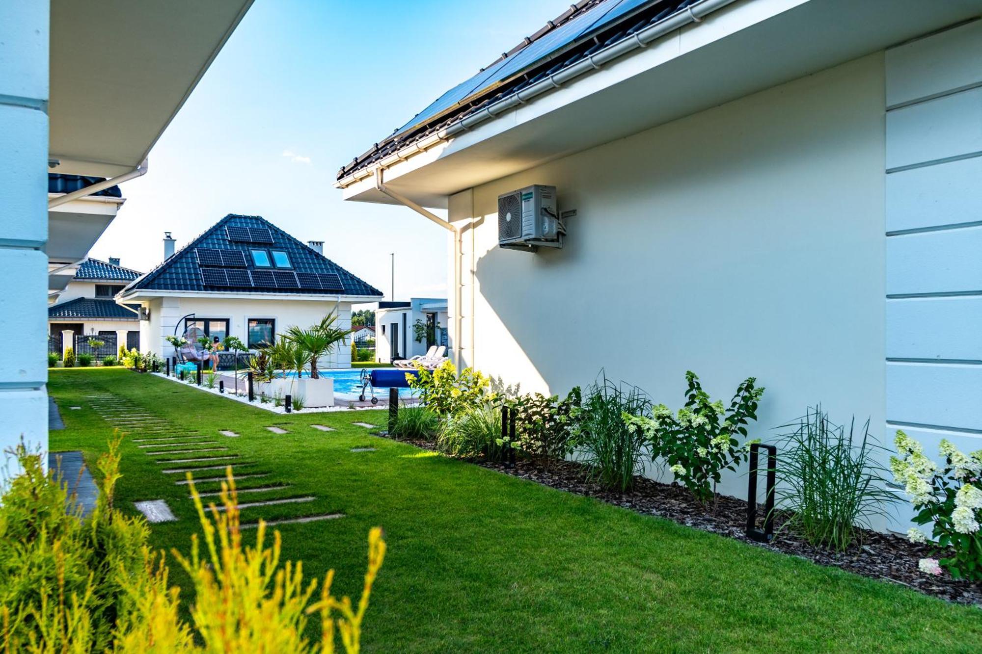 Family Resort Ustka - Domki Dwupoziomowe Z Basenem Exterior photo