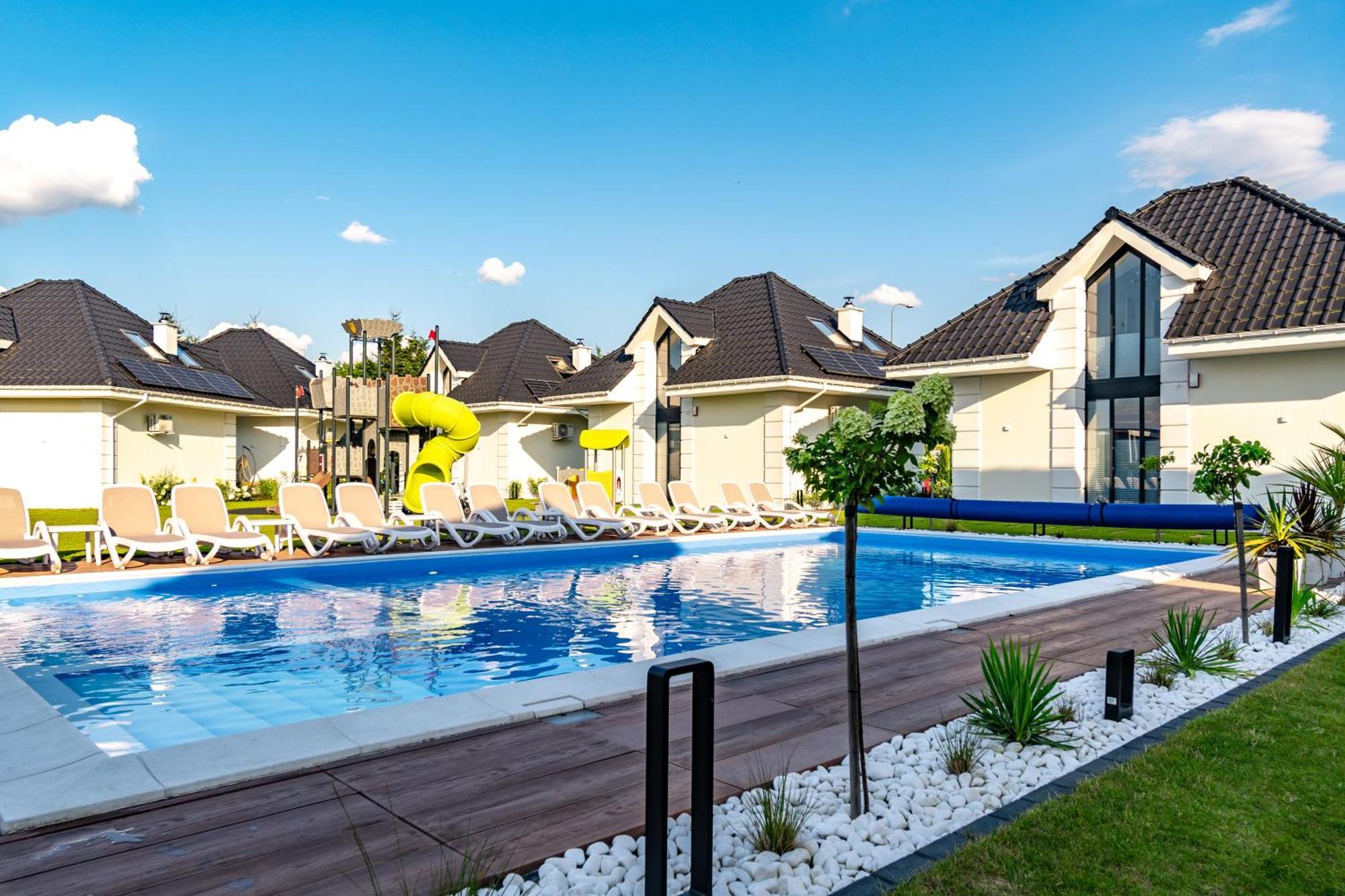 Family Resort Ustka - Domki Dwupoziomowe Z Basenem Exterior photo