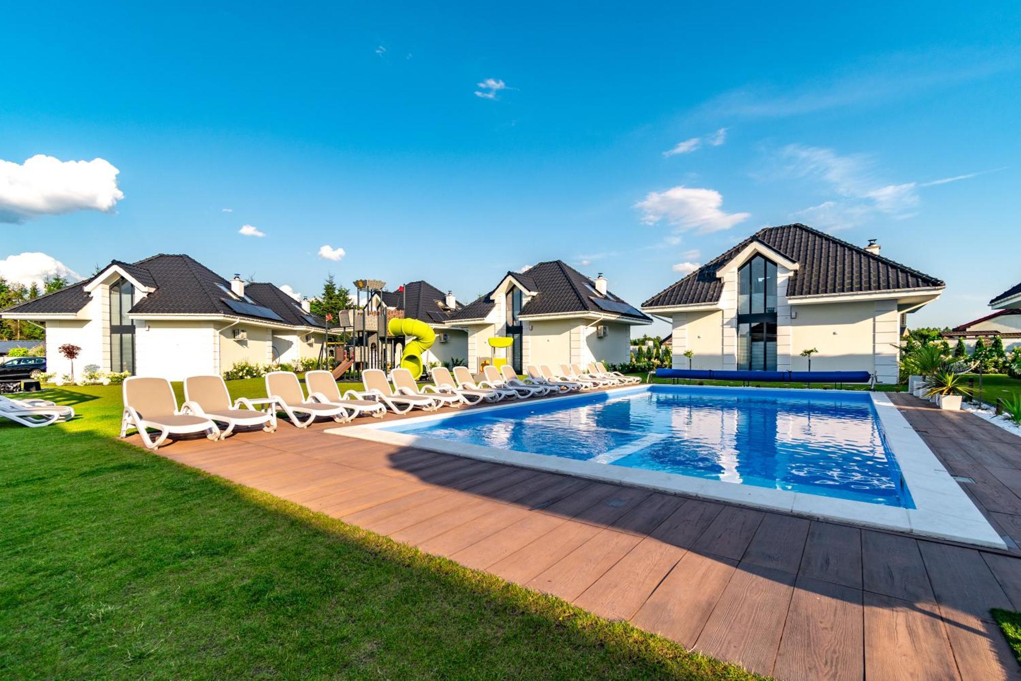 Family Resort Ustka - Domki Dwupoziomowe Z Basenem Exterior photo