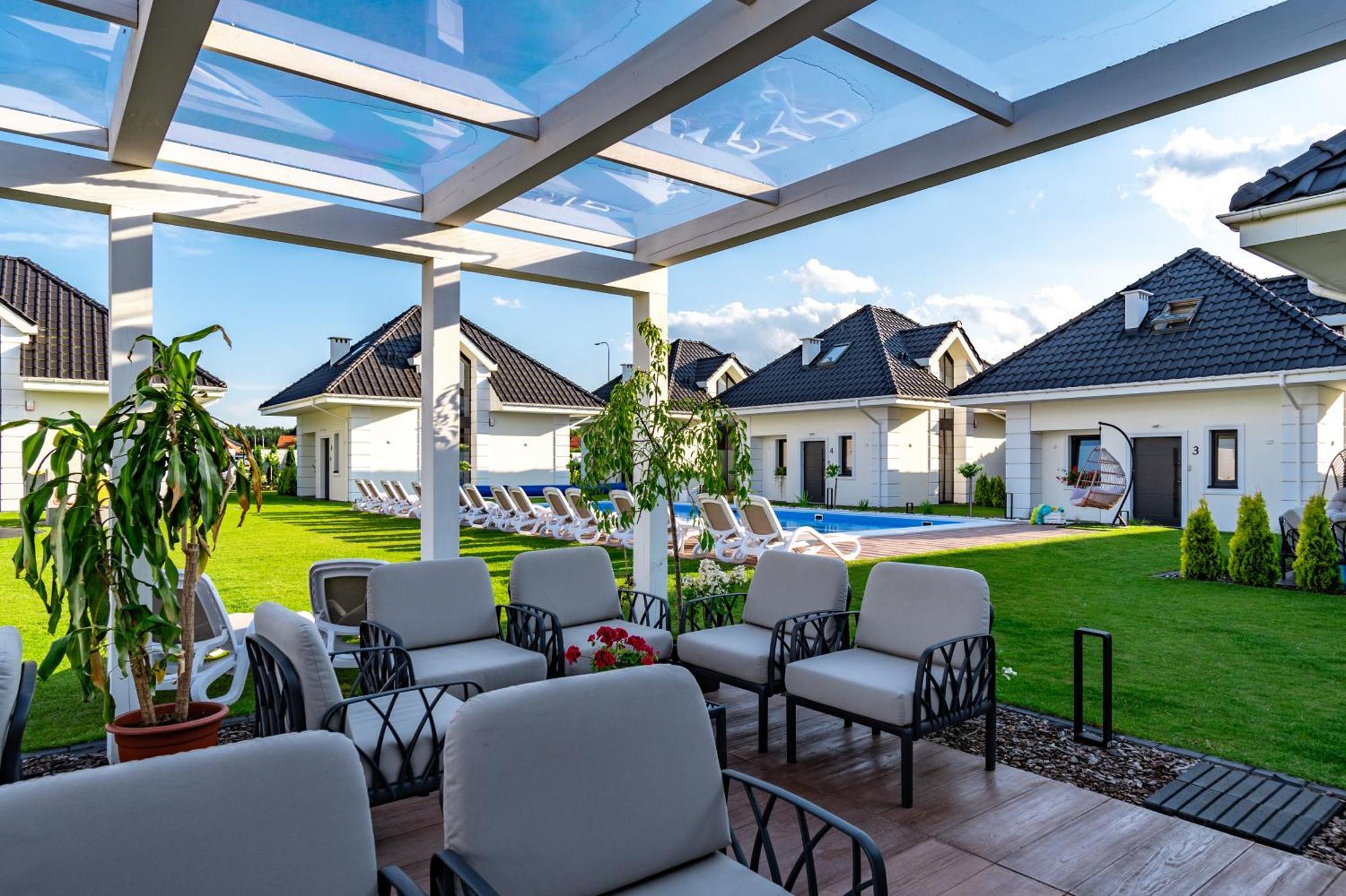 Family Resort Ustka - Domki Dwupoziomowe Z Basenem Exterior photo