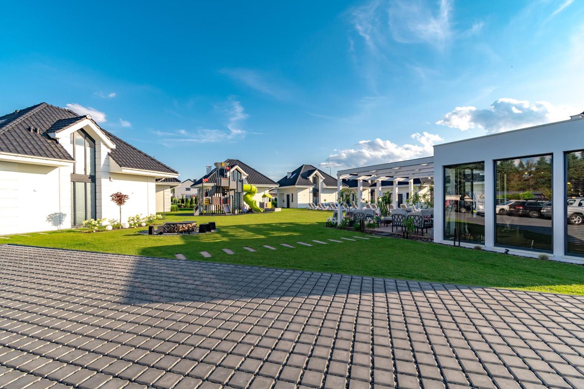 Family Resort Ustka - Domki Dwupoziomowe Z Basenem Exterior photo