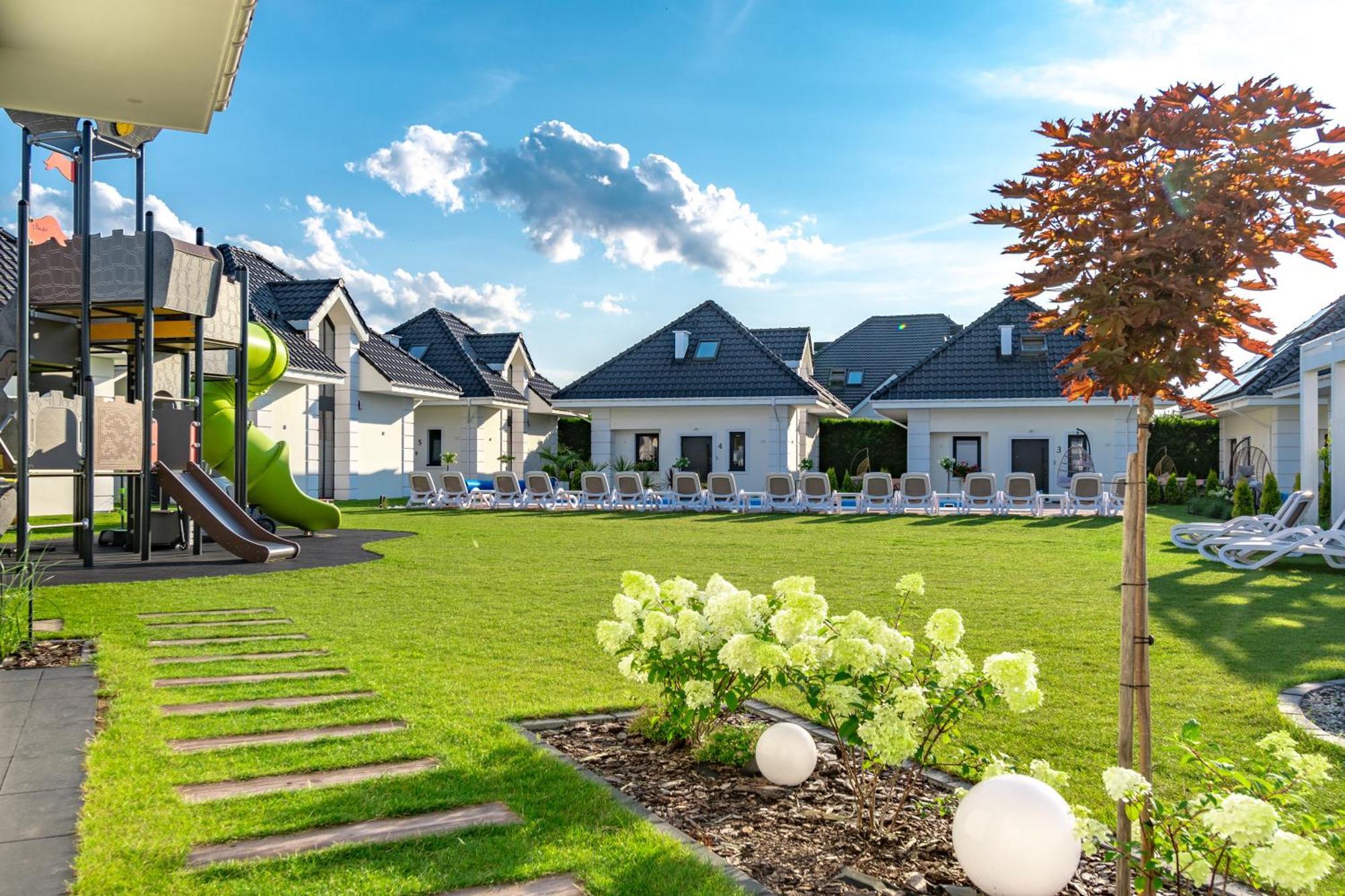 Family Resort Ustka - Domki Dwupoziomowe Z Basenem Exterior photo